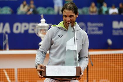 Ahora sí: Nadal y el clásico mordisco al trofeo de campeón, en 2015