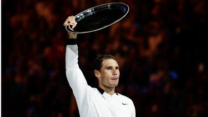 Nadal y su trofeo de subcampeón en el Melbourne Park