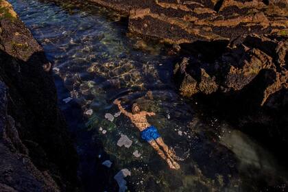 Nadar en las aguas cristalinas en medio de las rocas coloradas, una de las actividades para los días de calor.