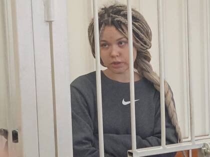 Nadezhda Rossinskaya, de la organización de voluntarios que ayudó a la reunificación de los Mezhevoy, tras ser arrestada en febrero pasado.