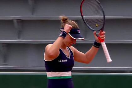 Nadia Podoroska y un festejo medido: sabe que puede ir avanzando en Roland Garros
