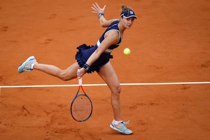 La rosarina Nadia Podoroska, en acción durante el último Roland Garros: pasó la clasificación y avanzó hasta las semifinales, siendo una actuación histórica. 
