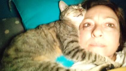 Nadia bañó a Cholito con cuidado y secó su pelo con secador.