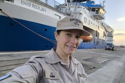 Nadia es una de las 24 biólogas que participan en la investigación (Foto: Prefectura Naval Argentina)