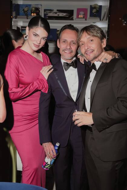 Nadia Ferreira, Mark Anthony y el estilista Ken Paves.