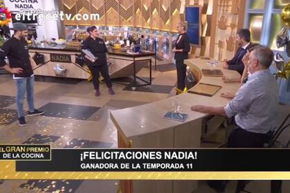 Nadia Fioravanti, con el trofeo en sus manos, dialoga con la conductora del programa, Carina Zampini, bajo la mirada de los jurados y de Facundo Vigliano, el otro finalista del ciclo