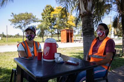 Nadia Peralta y Abigail Mendoza están encargadas de supervisar el ingreso al pueblo, cerrado desde el principios del año pasado, cuando empezaron a acumularse formoseños varados al costado de la ruta 11