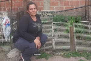 Nadia Pinto tiene una huerta en su casa de Ituzaingó y eso la ayuda a llegar a las dos comidas diarias para sus hijos