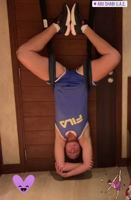 Nadia Podoroska, cual si fuera una artista de circo, "colgada" durante un ejercicio de estiramiento y relajación, utilizando su propio peso corporal.