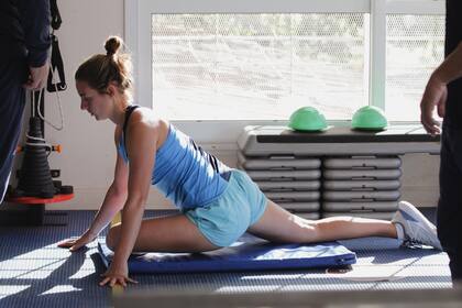 Nadia Podoroska durante una sesión de entrenamiento físico en el equipo de la (ex) Fed Cup