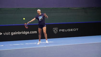 Nadia Podoroska entrenándose en el court de Bratislava
