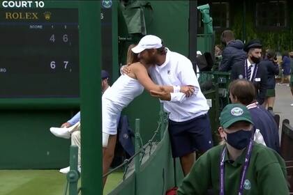 Nadia Podoroska festeja su primer triunfo en Wimbledon