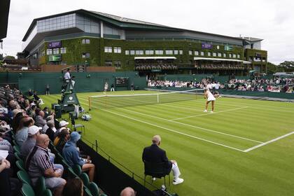 Nadia Podoroska impacta un smash ante Dayana Yastremska, en el court 4 de Wimbledon: la argentina perdió en su debut