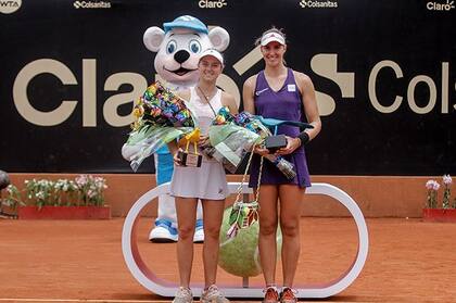 Nadia Podoroska posa con la brasileña