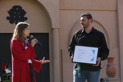 Nadia Zanardi, directora nacional de Marca País, y Gabriel Guardia, gerente general de Laur, que recibió la Marca País