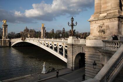 Nadie atraviesa el Sena ni los amantes se besan sobre el Puente Alexander III