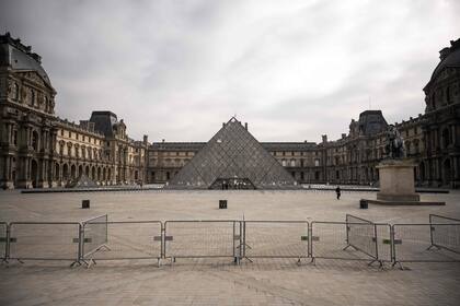 Nadie circula por los alrededores del Museo del Louvre
