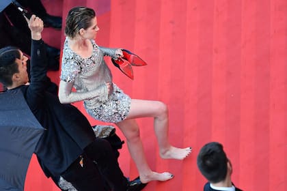 Nadie le dice a Kristen lo que tiene que lucir y ese mensaje quiso que quede bien claro ayer cuando se sacó sus zapatos, en plena alfombra roja del festival de Cannes