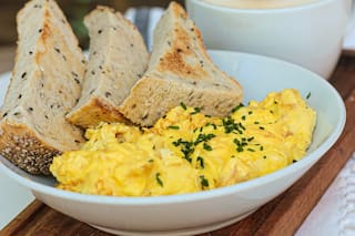 Cuál es el truco que usan los restaurantes para evitar que los huevos revueltos queden aguados