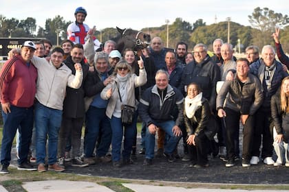 Nadie quiere perderse la foto con el campeón; Luthier Blues lleva 10 triunfos seguidos, algo que no se veía en las pistas argentinas desde el siglo pasado