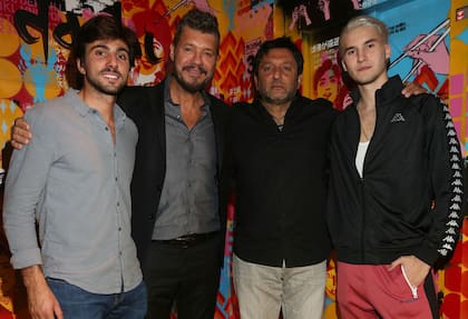 Padres e hijos: Marcelo Tinelli con su hijo Francisco, y Gabriel Hochbaum con Sebastián, muy compinches en la noche porteña