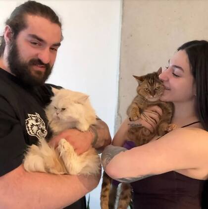 Nadine Alliye y su pareja custodian a Toffee y Bliss, las dos gatas que adoptaron