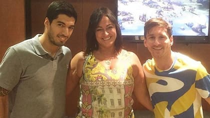 Nadine Goncalves, madre de Neymar, posa junto a los amigos de su hijo