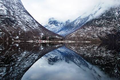 Nærøfjord, en Noruega, es un fiordo localizado en la costa occidental de la península escandinava, en aguas del mar del Norte, en el gran fiordo de Sogn.