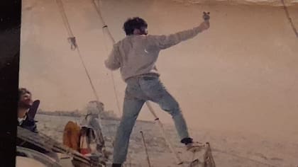 Nafissi a bordo de una embarcación durante una navegación recreativa, en una imagen de archivo personal tomada décadas atrás