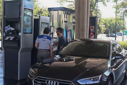 Nafta y gasoil: los precios tienen un 15% de atraso e YPF decide esta semana si traslada el alza del petróleo.