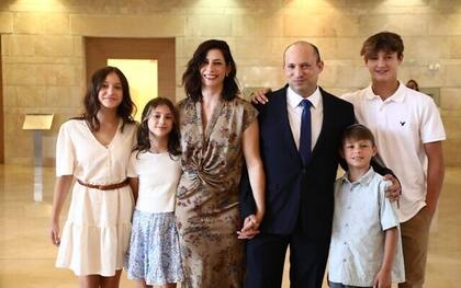 Naftali Bennett, su esposa y sus cuatro hijos