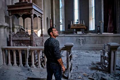 Un hombre recorre el interior para evaluar los daños