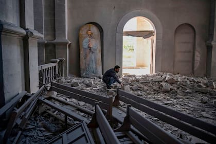 Una iglesia destruida por los bombardeos entre azeríes y armenios en Nagorno-Karabaj