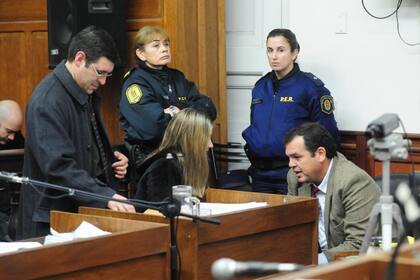 Nahir Galarza y uno de sus abogados, durante la audiencia de ayer