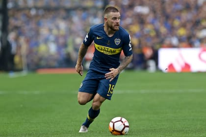 Nahitan Nández con a camiseta de Boca, en la Bombonera.