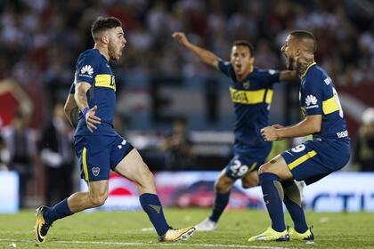 Nahitan Nández festeja su gol durante el superclásico contra River Plate el 5 de noviembre de 2017