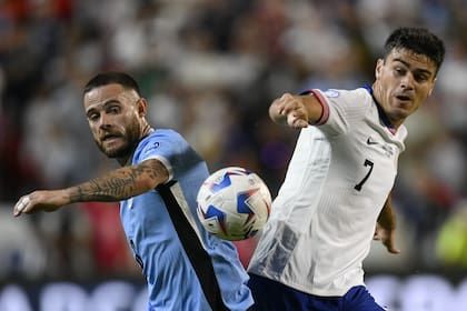 Nahitan Nández y Gio Reyna, duelo de un partido intenso entre Uruguay y Estados Unidos en Kansas City