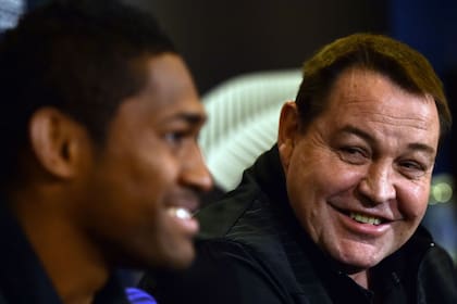 Naholo con el entrenador de los All Blacks, Steve Hansen