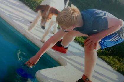 Nahuel disfruta de su tiempo en el patio, con la compañía de sus mascotas: tienen tres perros y una gatita