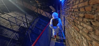 Nahuel Adhami con su traje de la Gaviota; el actor deja plumas a su paso cada vez que sube a la estructura en altura