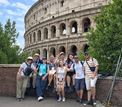 Nahuel Berbere, coordinador de la Pastoral Juvenil Nacional, junto al Padre Mario Roldán, Marcos, Ana, Mica y Tobías de la diócesis de Mercedes Luján, el padre Matías Micucci, de Trenque Lauquen y Juliana y Arline de Paraná