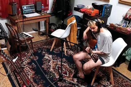 NAHUEL BRIONES (30). @nahuelbriones Barrio: Parque Patricios. ¿Qué te inspiró la cuarentena? “Tengo en la computadora más de 50 maquetas con ideas nuevas. Otros quizás pueden comprar dólares, yo invierto en canciones”.