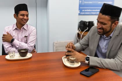 Nahuel Francisco Díaz con Marwan Sarwar Gill, imán (religioso musulmán) y presidente de la Comunidad Musulmana Ahmadia en la Argentina