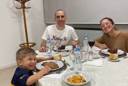 Nahuel Gallo con su familia en el edificio Centinela