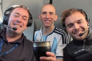 Toviggino, mano derecha de Tapia, subió una foto de Nahuel Gallo en el vuelo hacia el país