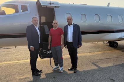 Nahuel Gallo junto a dos dirigente de la AFA