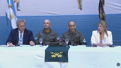 Nahuel Gallo junto a la ministra de Seguridad, Alejandra Monteoliva; el jefe de la Gendarmería Nacional, Claudio Brilloni; y el canciller, Pablo Quirno