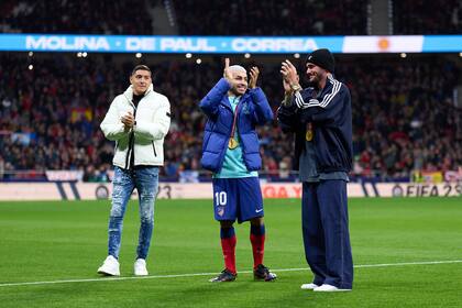 Nahuel Molina, Ángel Correa y Rodrigo De Paul, en el recibimiento con sus medallas de regreso al Atlético de Madrid luego de ser campeones en Qatar 2022.