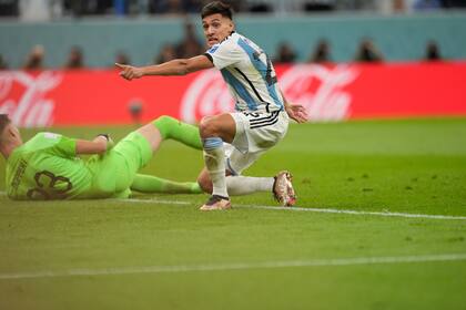 Nahuel Molina empieza la celebración tras anotar el primer gol argentino, luego de una enorme asistencia de Messi