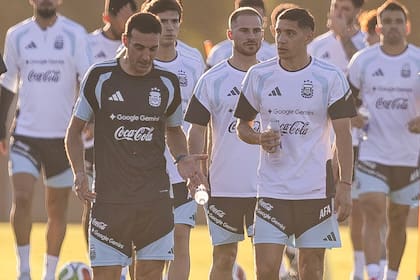 Nahuel Molina, junto a Scaloni en la selección argentina